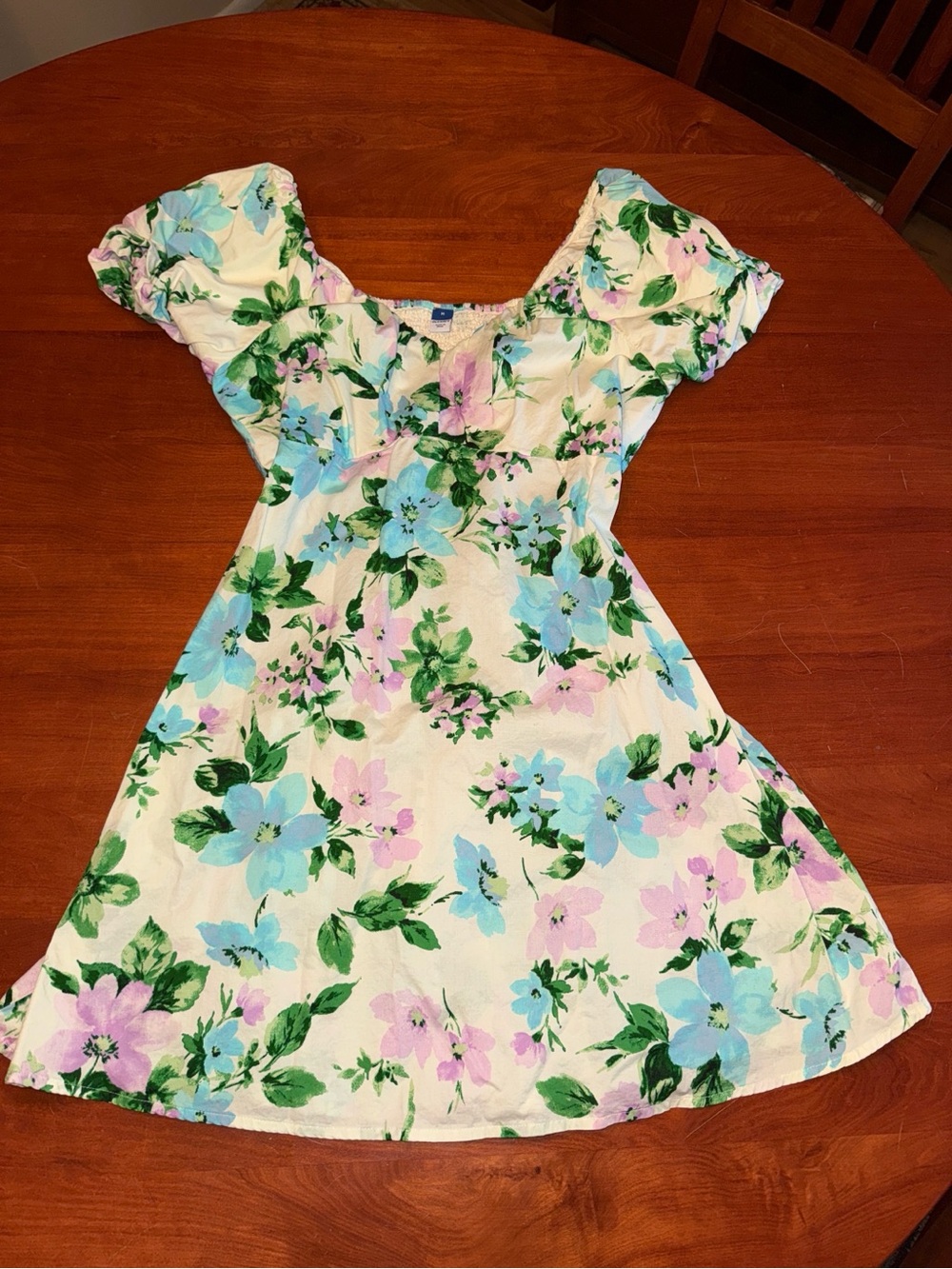 Floral and white babydoll dress with puffy sleeves 🤍💐